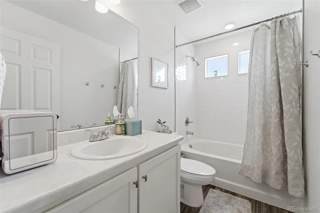 21962 E 44th Drive Aurora CO 80019