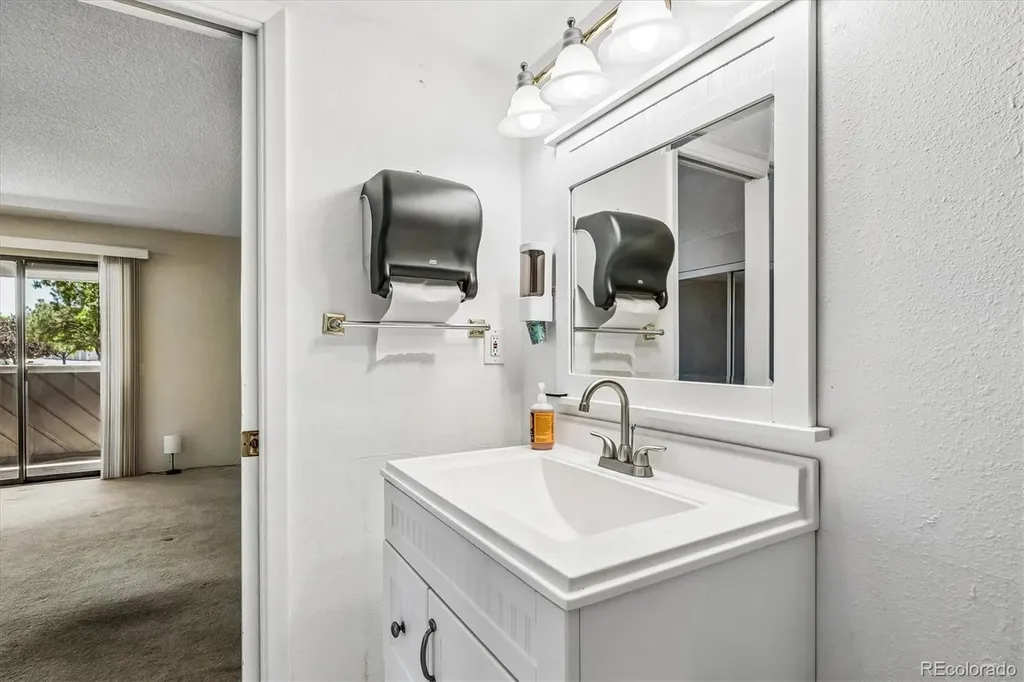 9887 E Peakview Avenue Englewood CO 80111