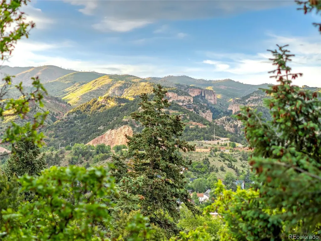 902 High Road Manitou Springs CO 80829