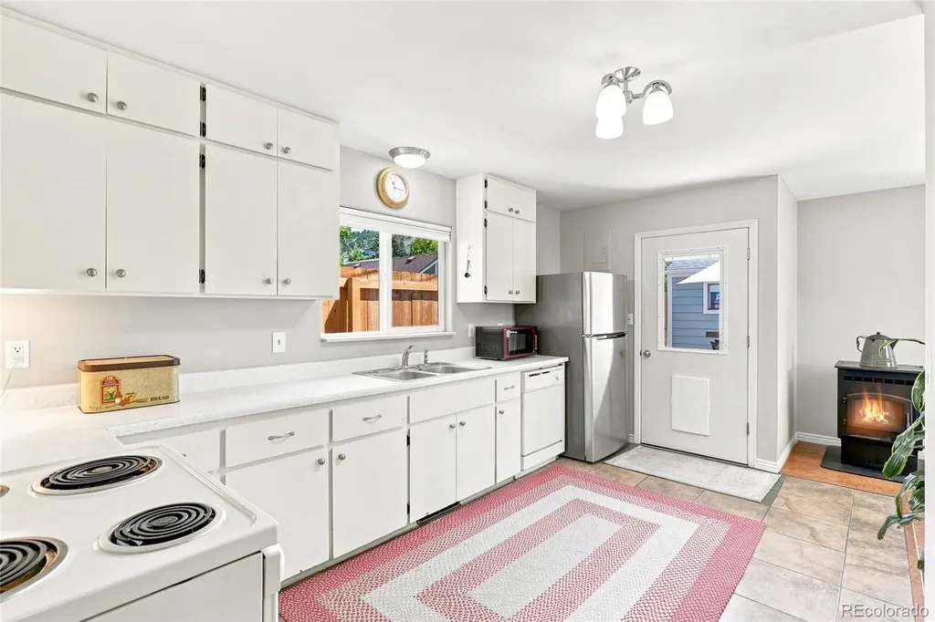 317 3rd Avenue Lyons CO 80540