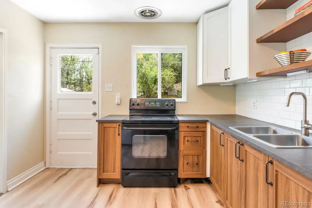 956 Racine Street Aurora CO 80011
