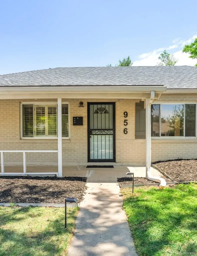 956 Racine Street Aurora CO 80011