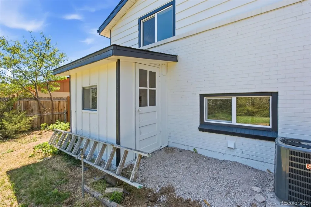 672 Elkhart Street Aurora CO 80011