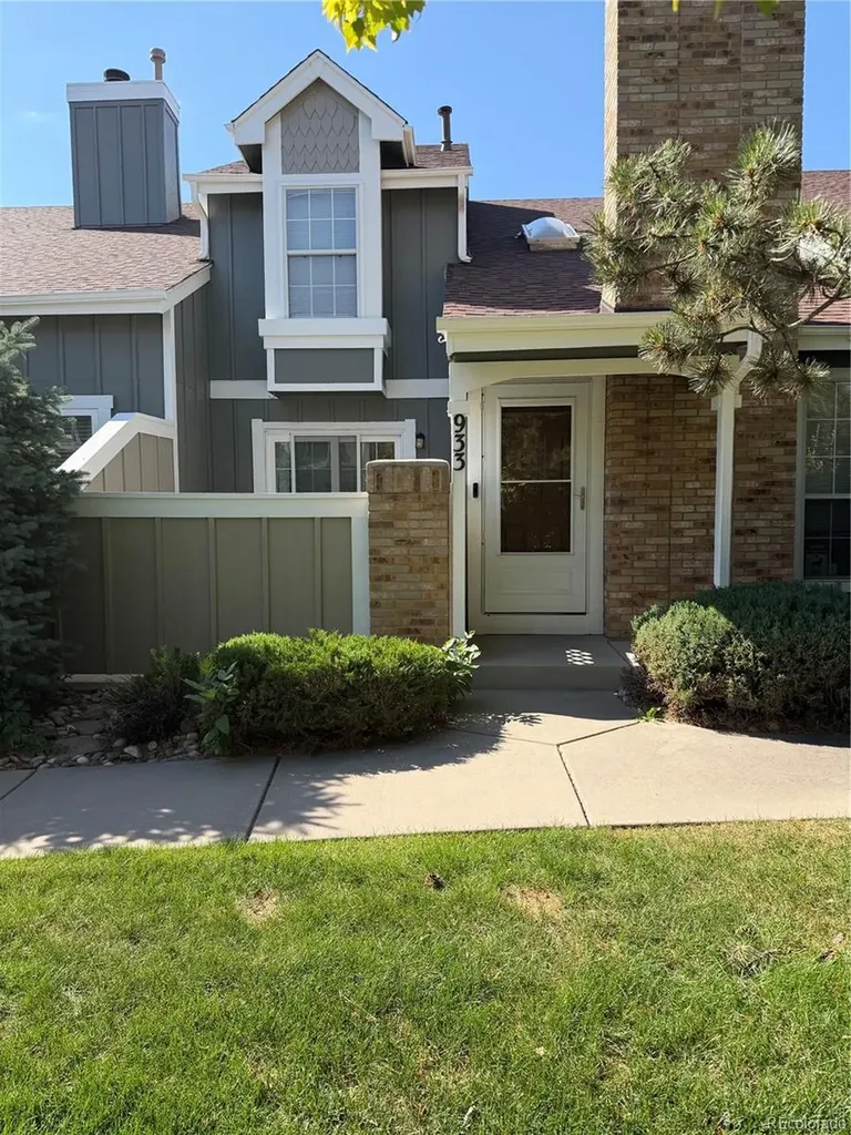 933 S Evanston Circle Aurora CO 80012
