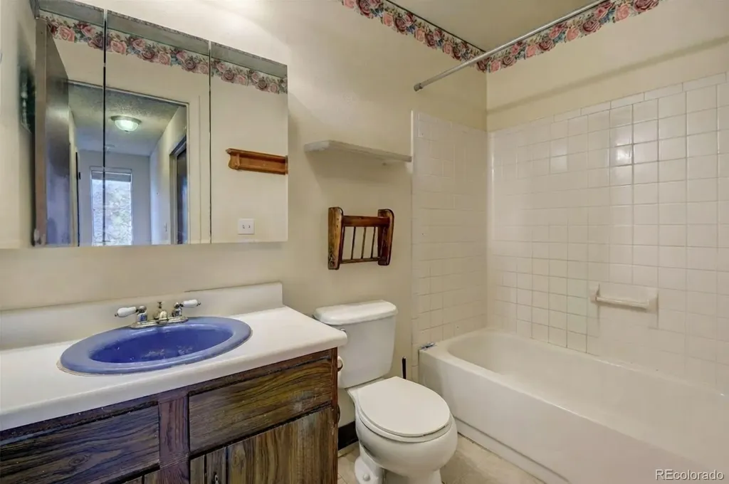 1284 Sable Boulevard Aurora CO 80011