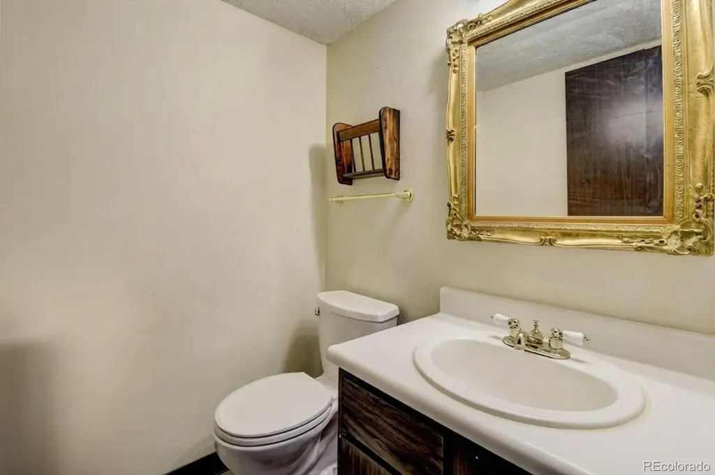 1284 Sable Boulevard Aurora CO 80011