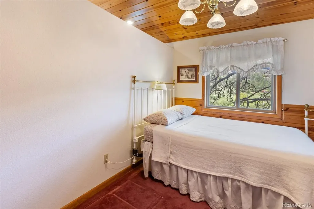 2401 Lakemoor Florissant CO 80816