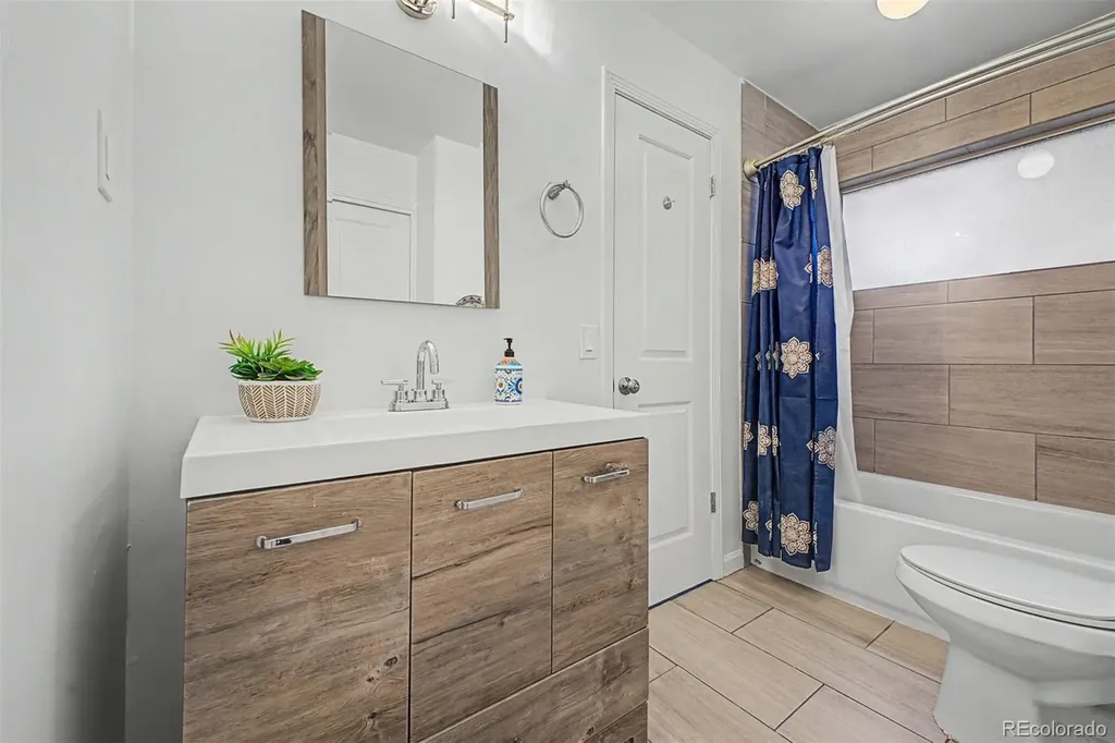 3076 S Holly Place Denver CO 80222