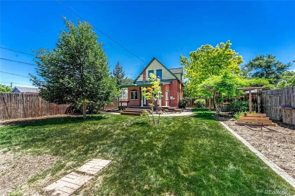 1557 Dallas Street Aurora CO 80010