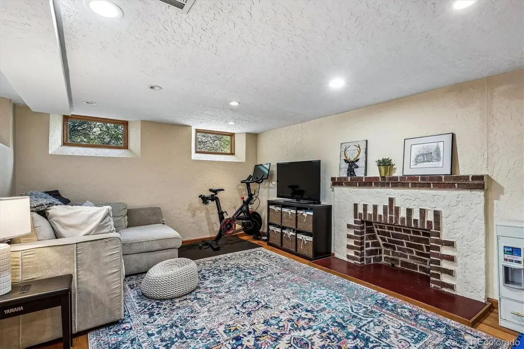 1585 Krameria Street Denver CO 80220