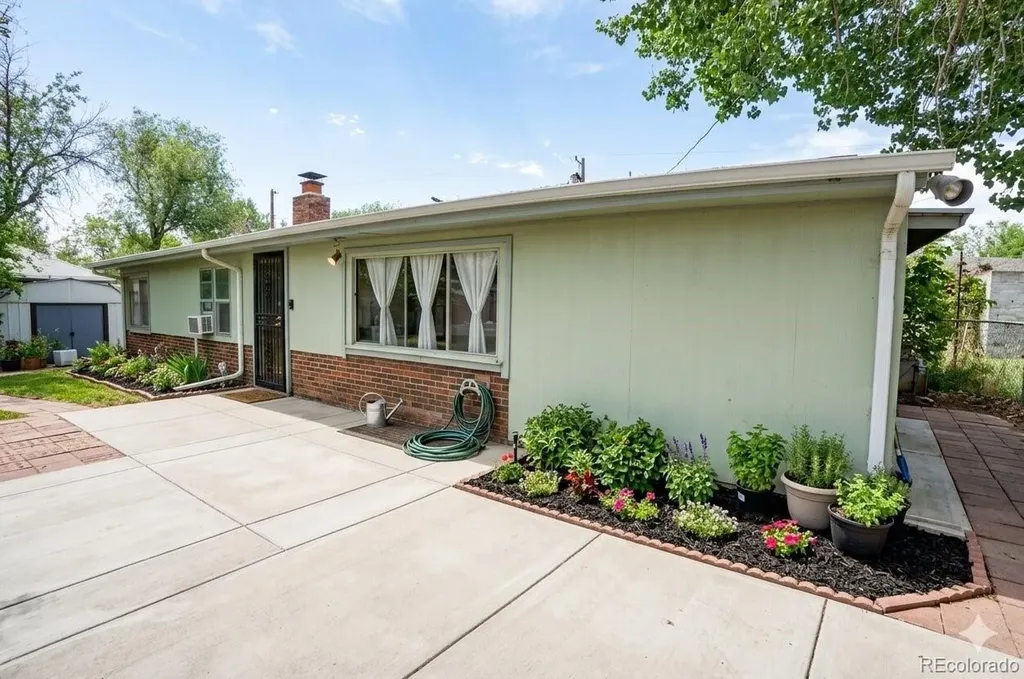 1180 W Stanford Drive Englewood CO 80110