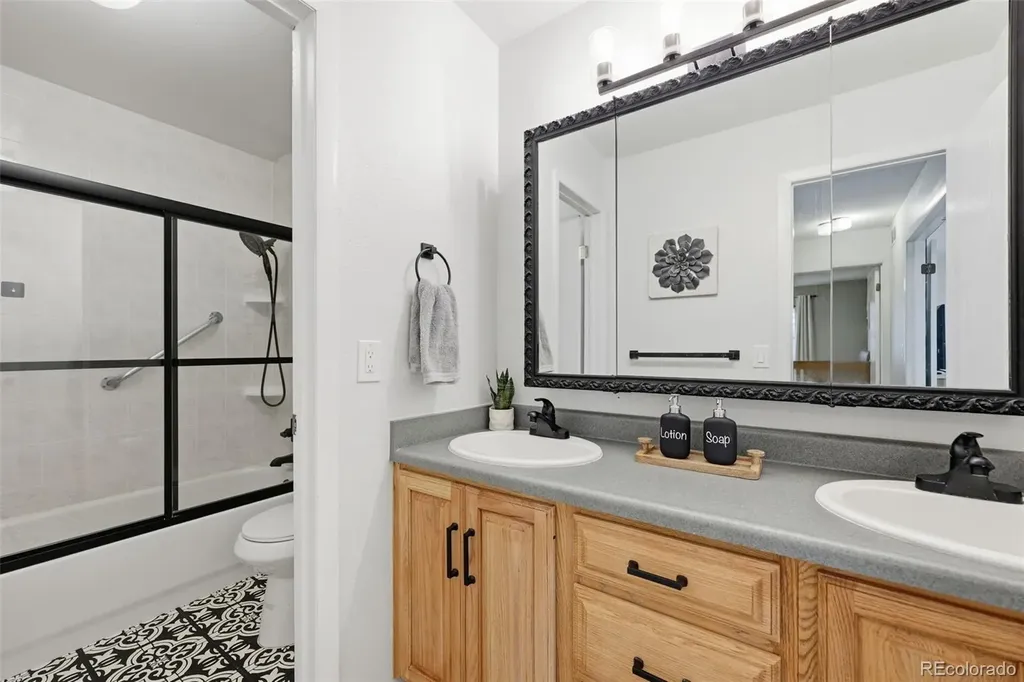 2598 S Vaughn Way Aurora CO 80014