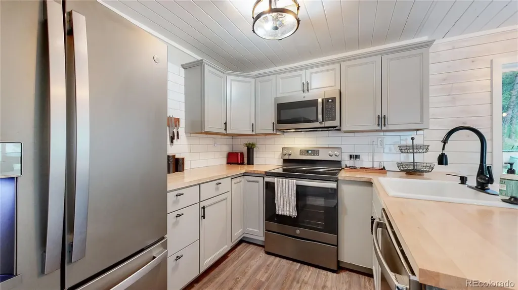 1268 Spring Valley Road Bellvue CO 80512