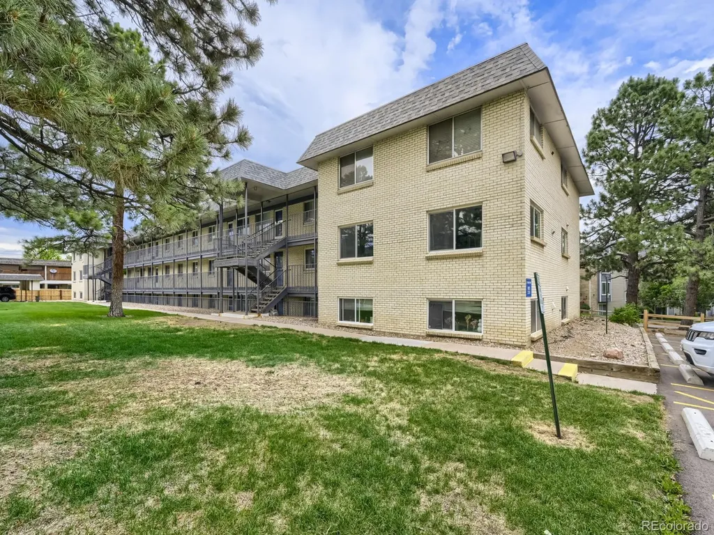 1723 Robb Street Lakewood CO 80215