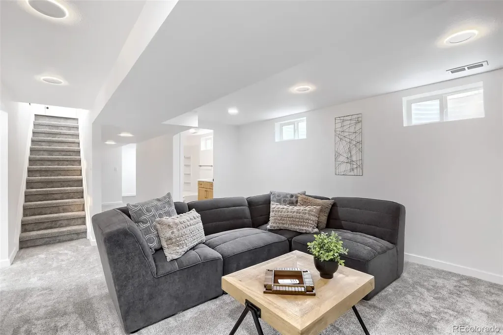 909 E 9th Avenue Broomfield CO 80020