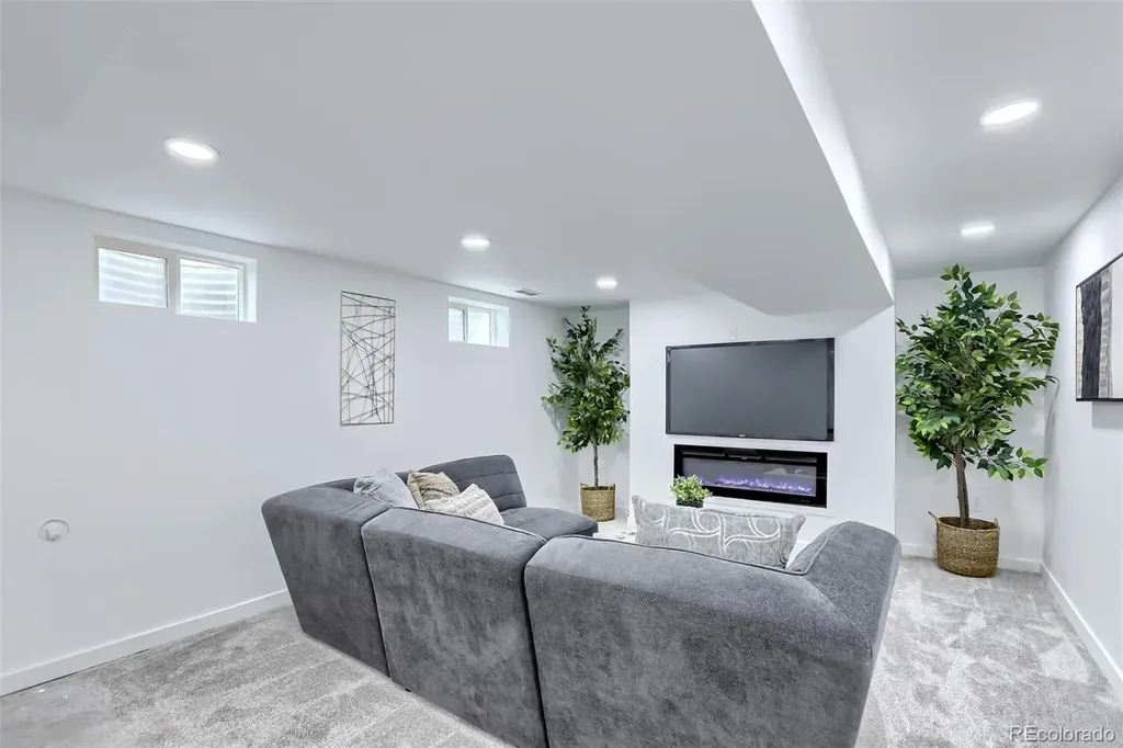 909 E 9th Avenue Broomfield CO 80020