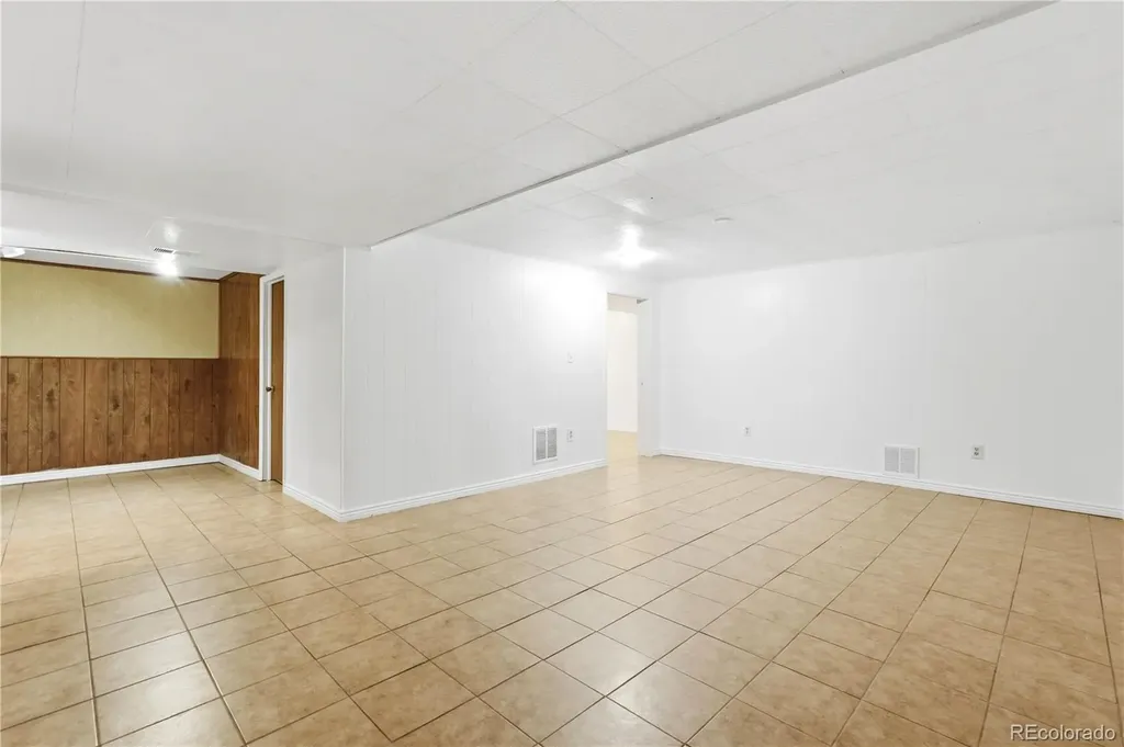 323 Fulton Street Aurora CO 80010