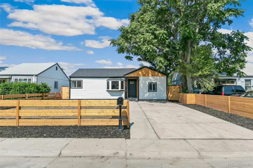 1657 Macon Street Aurora CO 80010