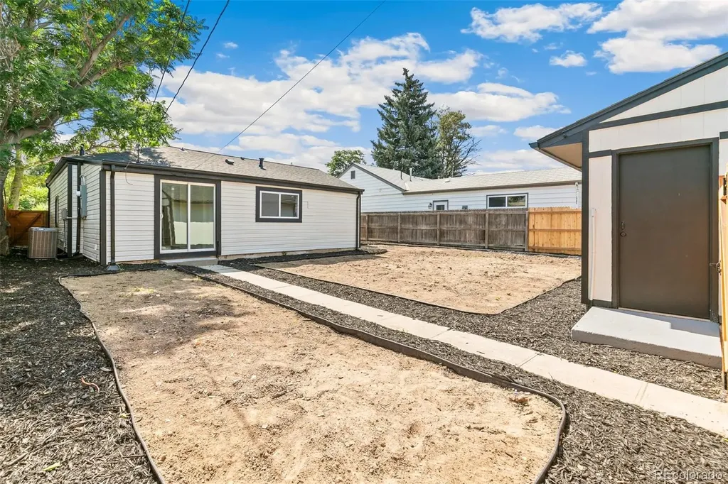 1657 Macon Street Aurora CO 80010