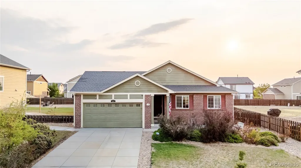 223 S New Castle Way Aurora CO 80018