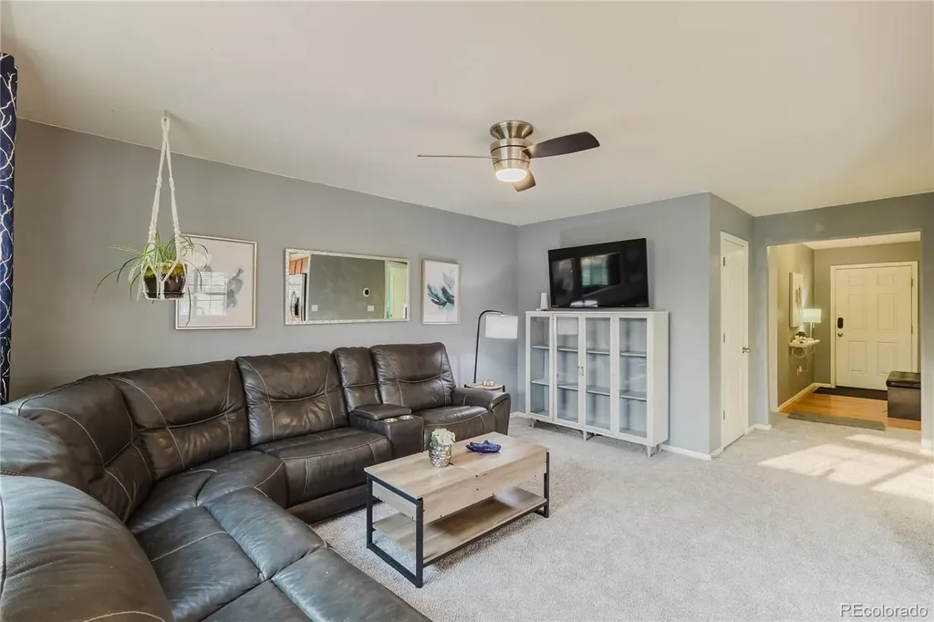 223 S New Castle Way Aurora CO 80018