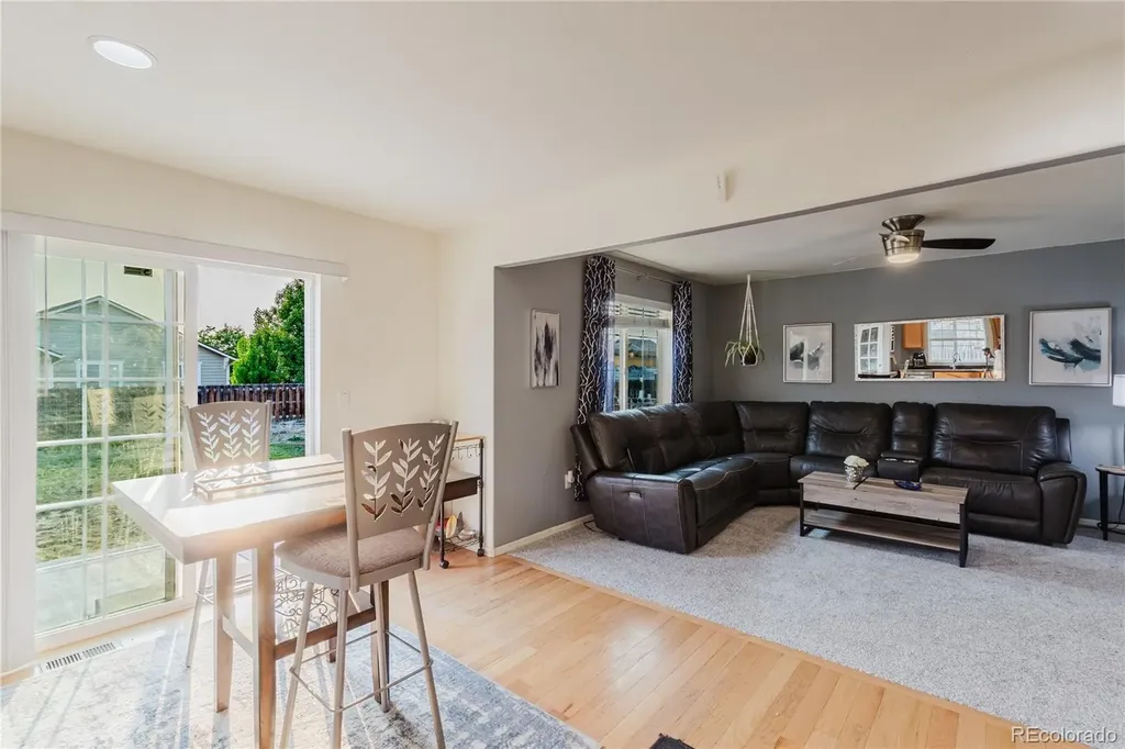 223 S New Castle Way Aurora CO 80018