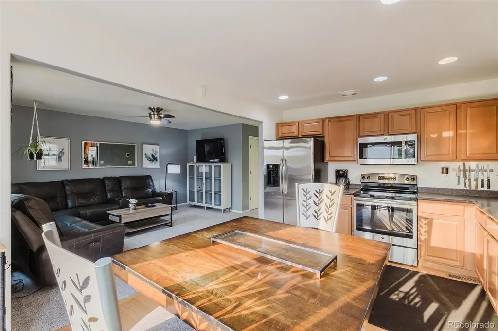 223 S New Castle Way Aurora CO 80018