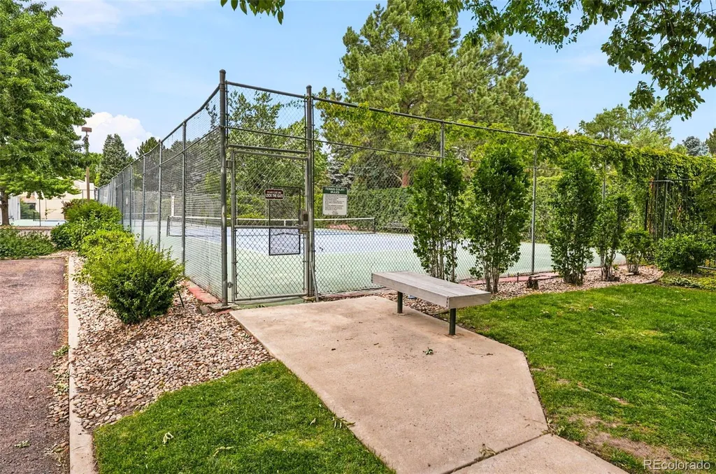 1570 S Roslyn Street Denver CO 80231