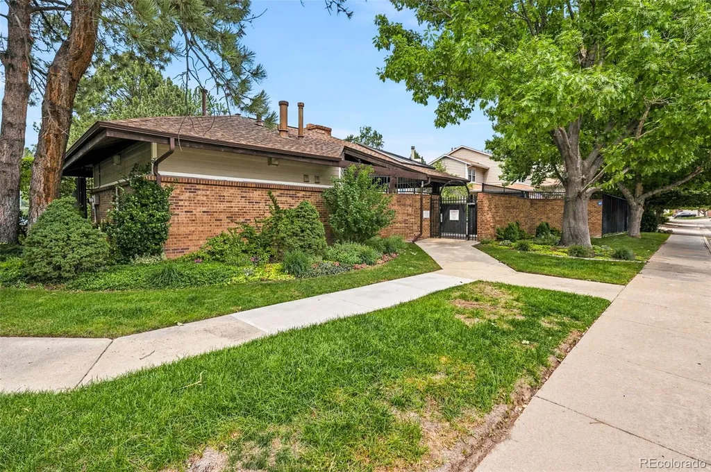 1570 S Roslyn Street Denver CO 80231