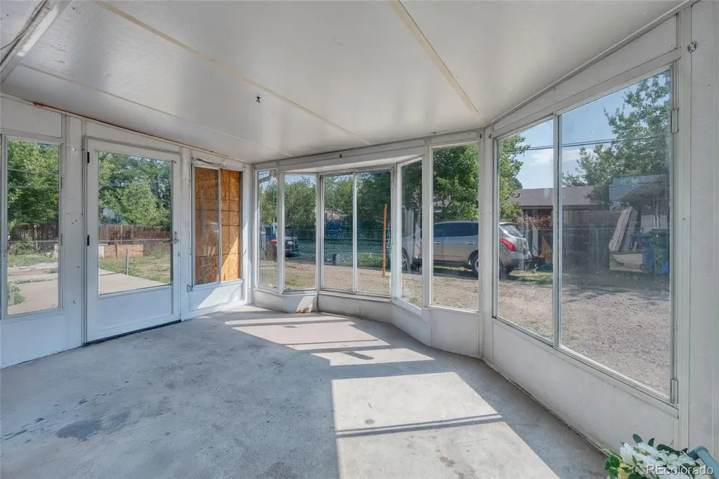 384 Dayton St Street Aurora CO 80010