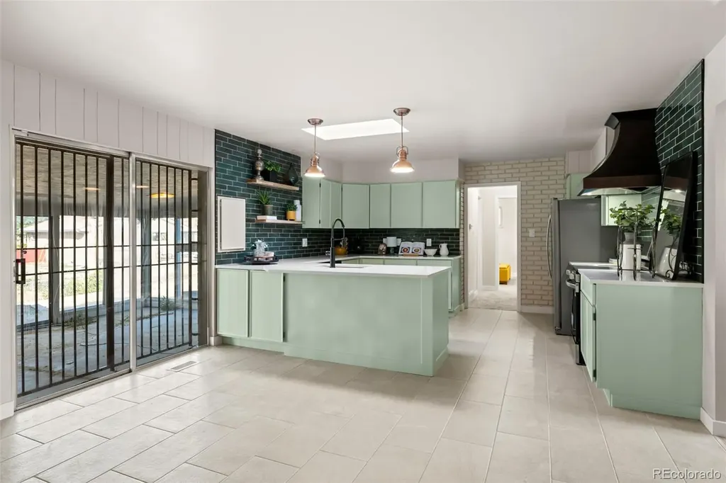 442 Titan Court Aurora CO 80011