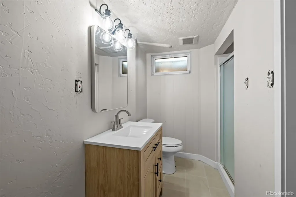 442 Titan Court Aurora CO 80011