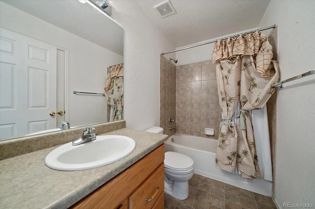 5552 Jasper Street Denver CO 80239