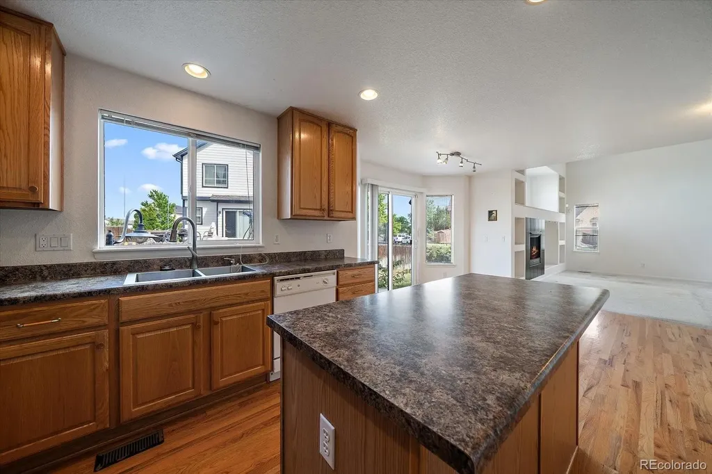 5552 Jasper Street Denver CO 80239