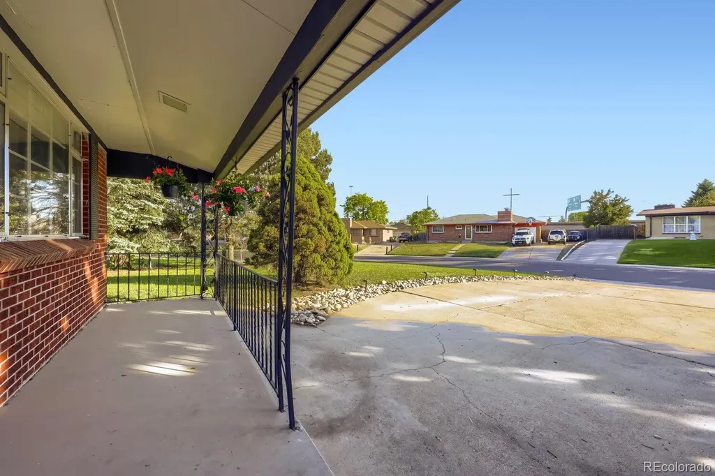 7678 Elmwood Lane Denver CO 80221