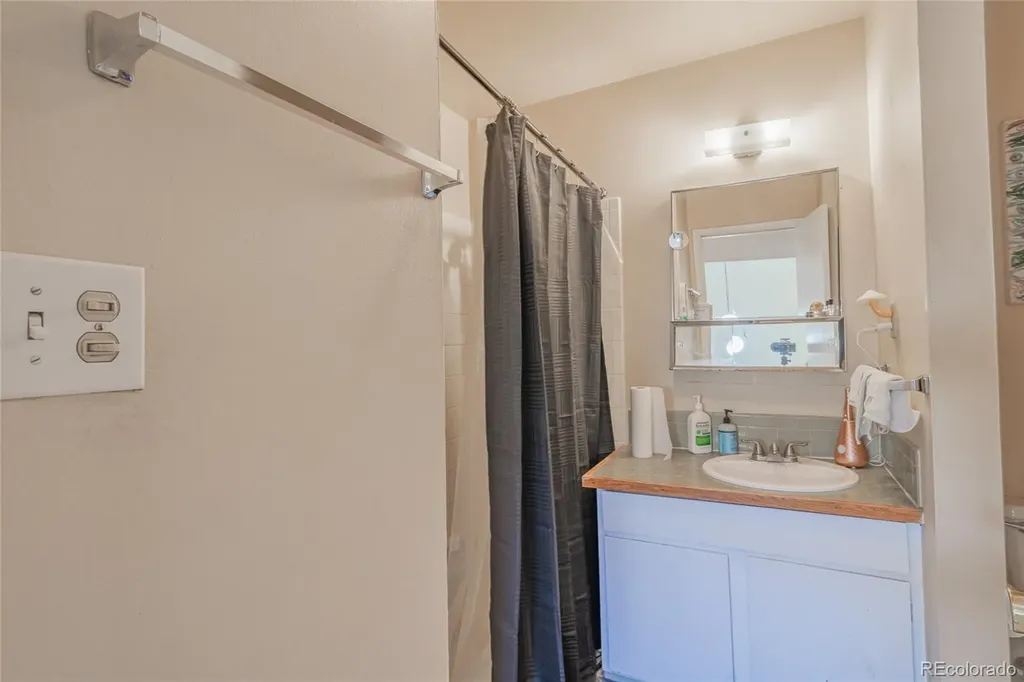 6727 Dale Road Colorado Springs CO 80915