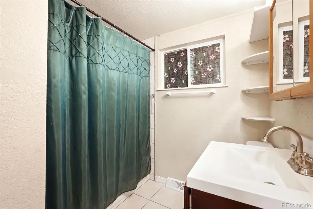 1225 Dallas Street Aurora CO 80010