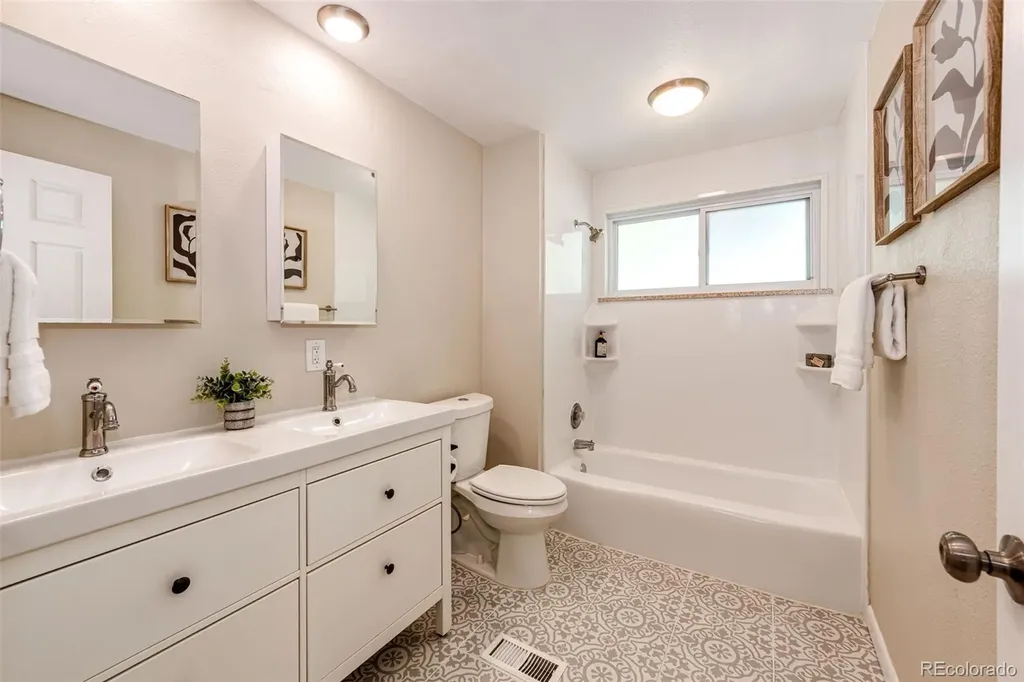 6724 S Ash Way Centennial CO 80122