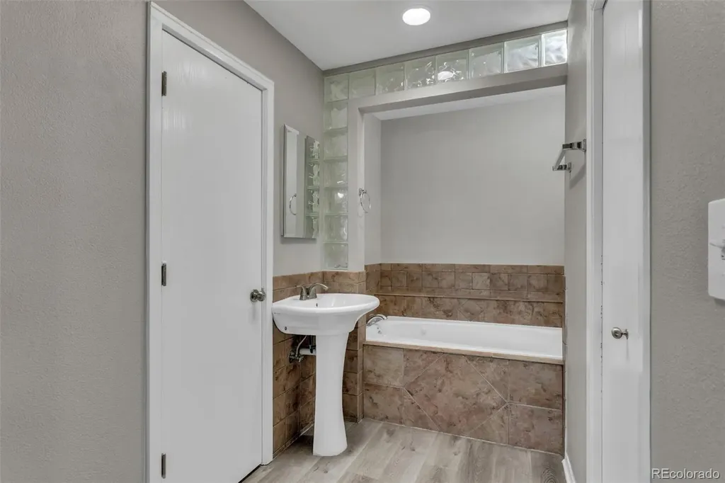2093 S Rifle Street Aurora CO 80013
