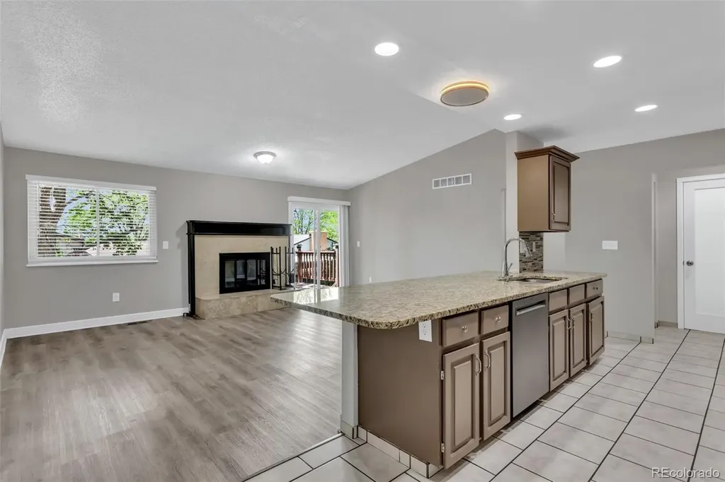2093 S Rifle Street Aurora CO 80013
