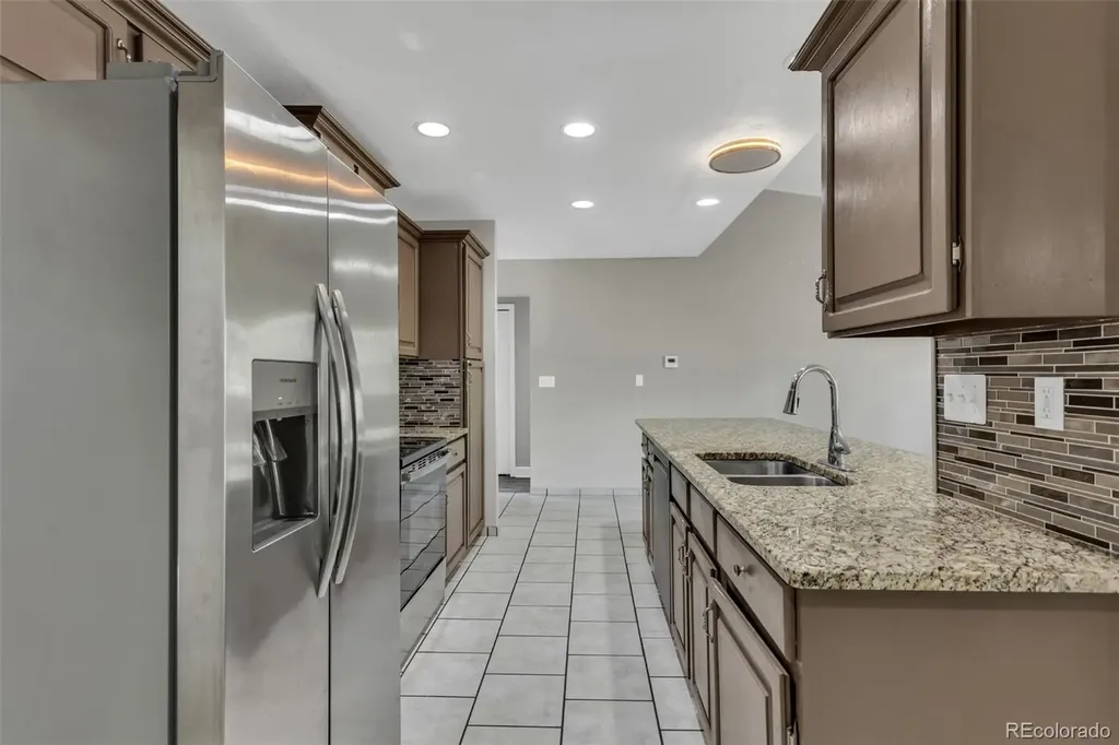 2093 S Rifle Street Aurora CO 80013