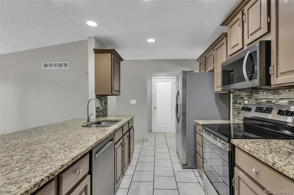 2093 S Rifle Street Aurora CO 80013