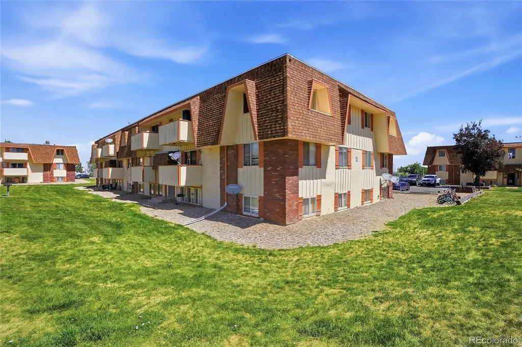 10211 Ura Lane Denver CO 80260