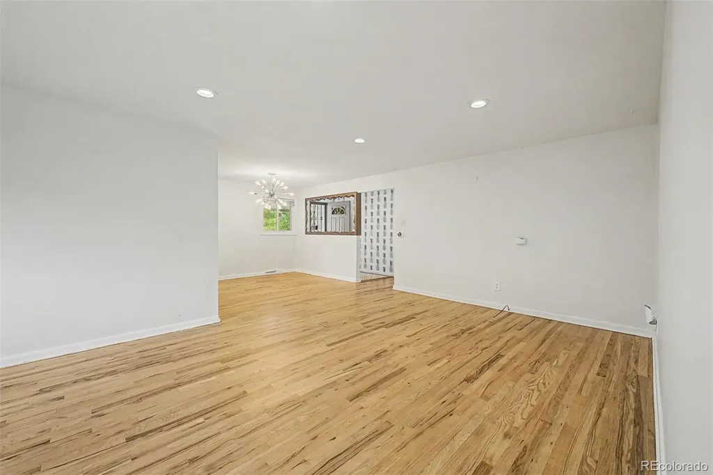 520 Iola Street Aurora CO 80010