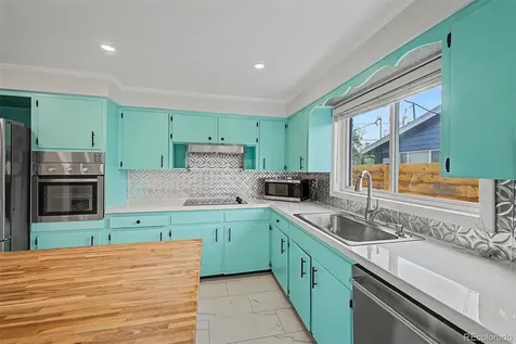520 Iola Street Aurora CO 80010