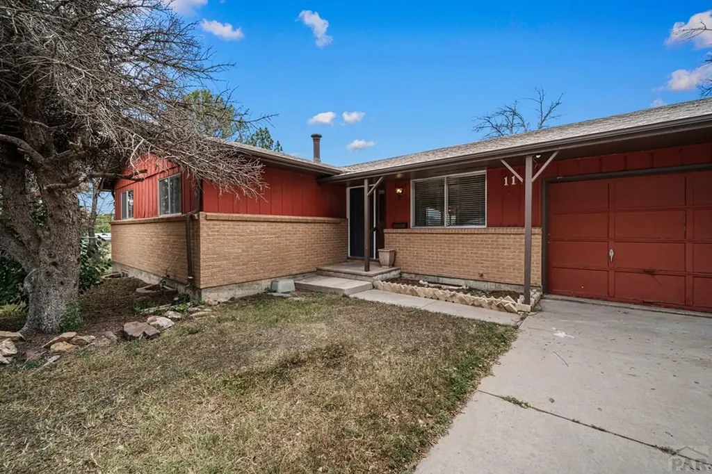 11 Macnaughton Road Pueblo CO 81001
