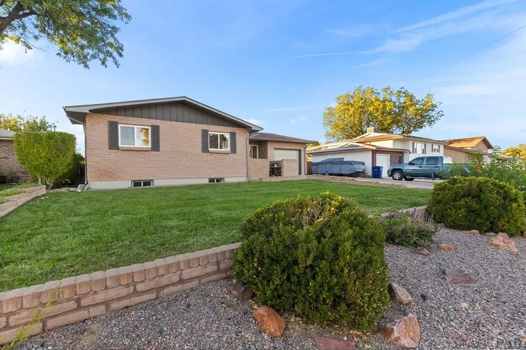 27 Radcliff Lane Pueblo CO 81005