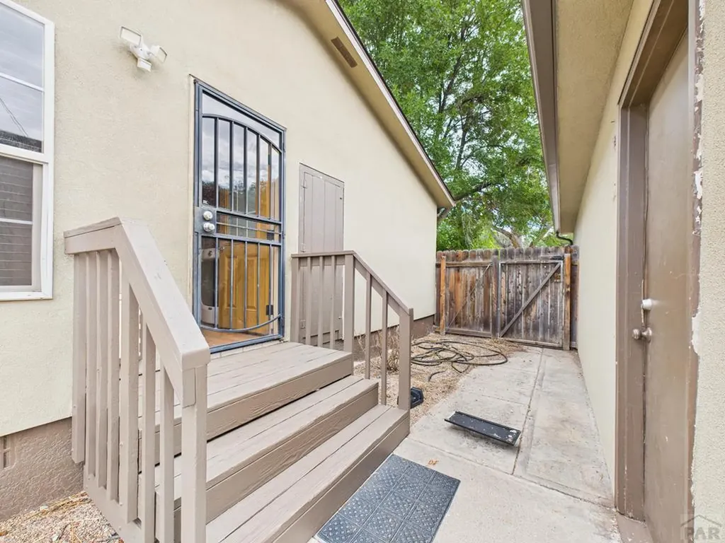 1131 24 1/2 Lane Pueblo CO 81006