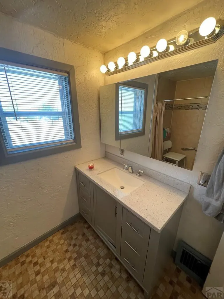 1010 Wansted Eads CO 81036