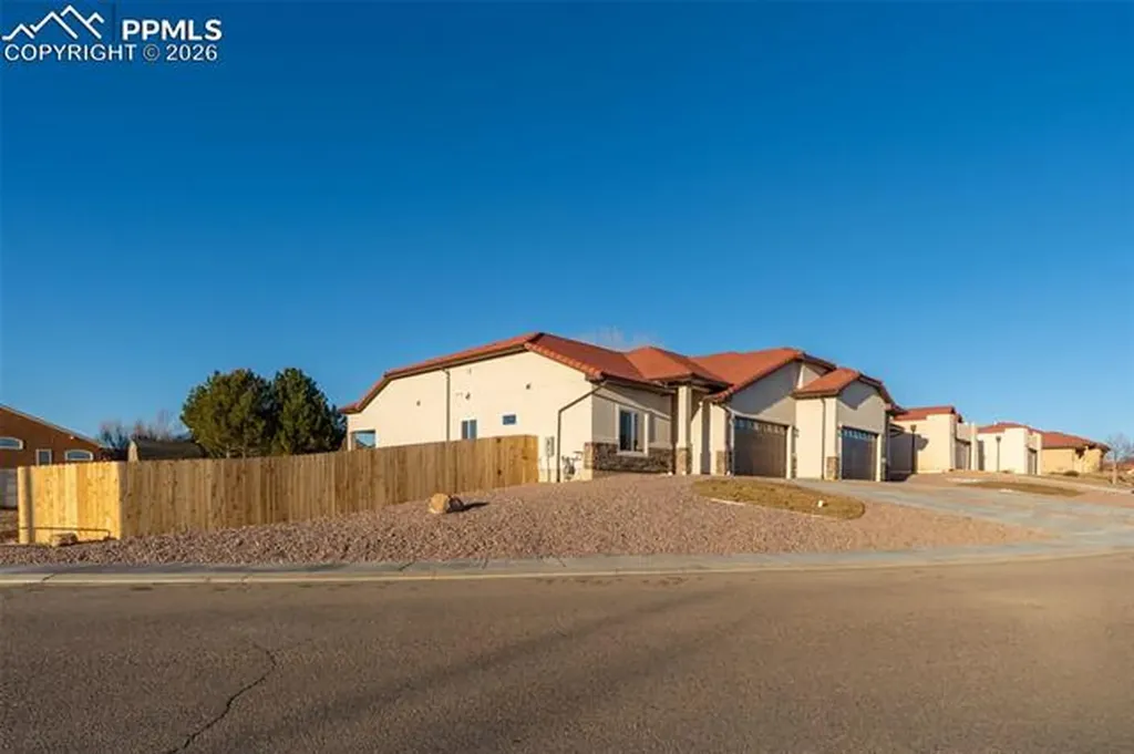 1316 Tierra Berienda Na Pueblo CO 81008